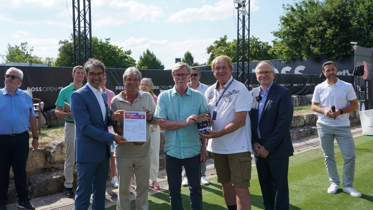 Staatssekretär Andre Baumann steht neben vier Mitgliedern des TSG Backnang Tennis und überreicht die N!-Charta Sport Urkunde.
