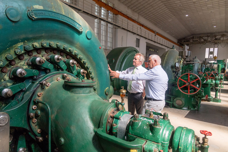 Herr Minister Franz Untersteller betrachtet Maschinerien des Pumpspeicherkraftwerks in Forbach