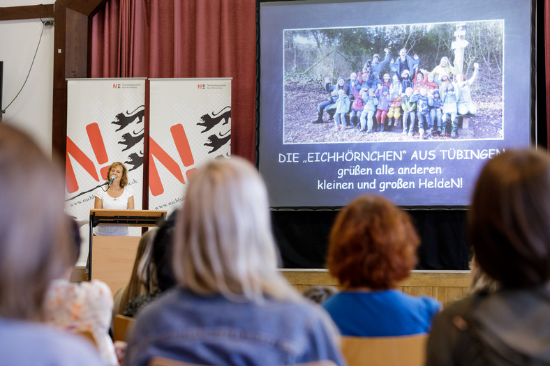 Preissiegerin Katharina Ostarhild vom Waldkindergarten Eichhörnchen e.V. aus Tübingen hält eine Rede