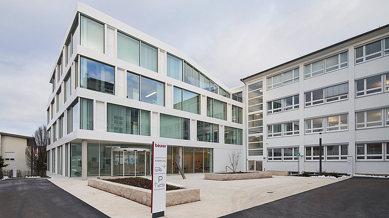 Eine Außenaufnahme des Firmengebäudes der Beurer GmbH