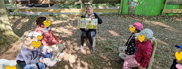 Bilderbuch-Betrachtung mit Biene Hermine