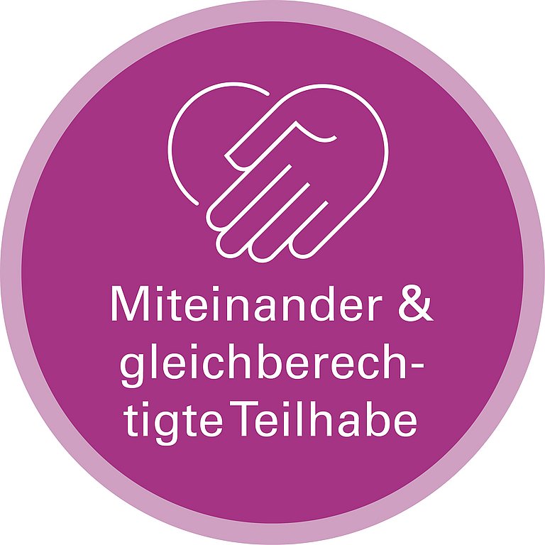 Icon zu Handlungsfeld: Miteinander & gleichberechtigte Teilhabe. Die Grafik zeigt als Strichzeichnung zwei sich schüttelnde Hände. Die Hände sind so gezeichnet, dass sie eine Herzform bilden. 