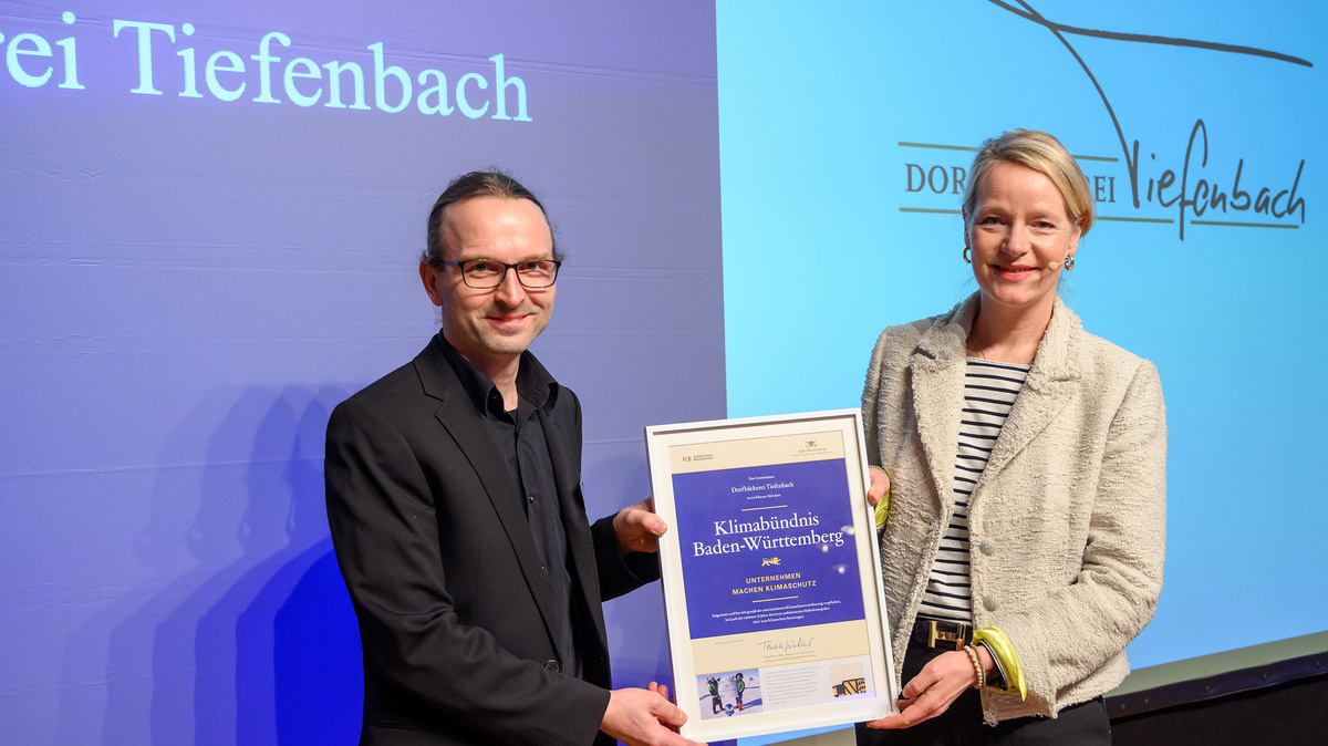 Frau Ministerin Thekla Walker überreicht die Urkunde für das Klimabündnis Baden-Württemberg an die Dorfbäckerei Tiefenbach.