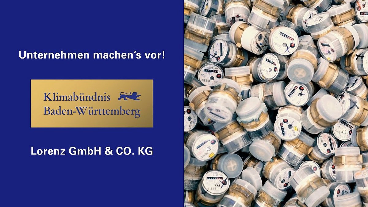 Links das Logo in gold und blau "Klimabündnis Baden-Württemberg, Unternehmen machens vor" und "Lorenz GmbH und Co. KG". Rechts Stromzähler auf einem Haufen.