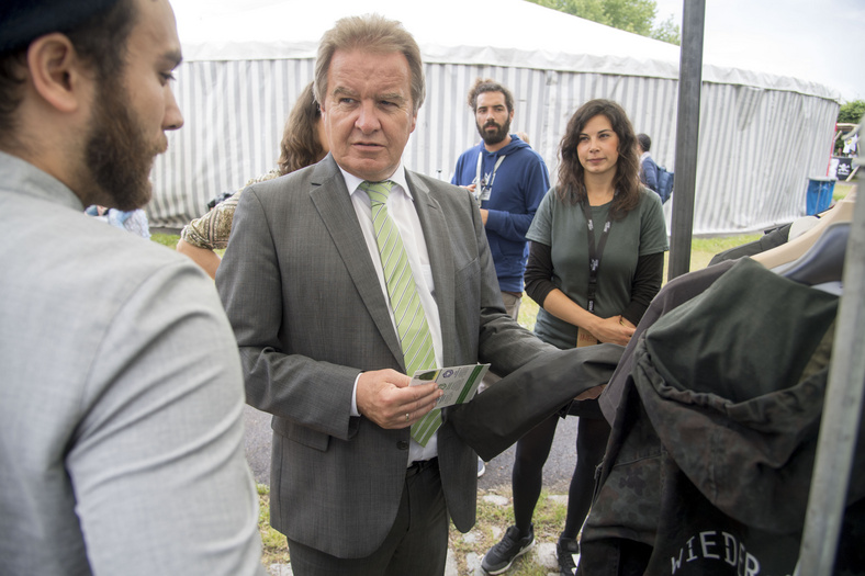 Herr Minister Untersteller im Gespräch mit einem fairen Klamotten Aussteller