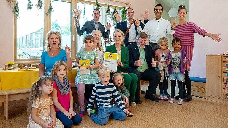 Gruppenbild mit Umweltministerin Thekla Walker und verschiedenen Personen des Waldorfkindergartens Vaihingen Enz bei der Preisübergabe des Wettbewerbs Kleine Helden im Rahmen der KLIMA.LÄND.TAGE 2025.