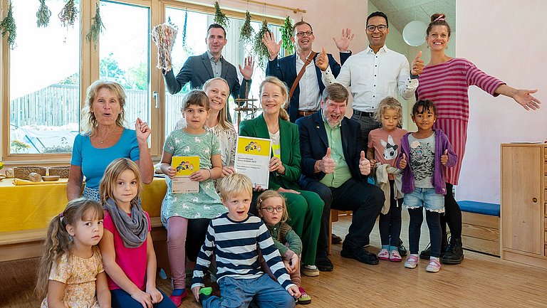 Gruppenbild mit Umweltministerin Thekla Walker und verschiedenen Personen des Waldorfkindergartens Vaihingen Enz bei der Preisübergabe des Wettbewerbs Kleine Helden im Rahmen der KLIMA.LÄND.TAGE 2025.