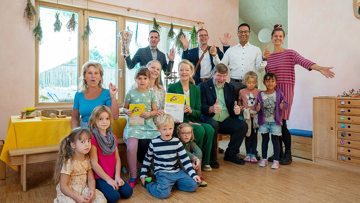 Gruppenbild mit Umweltministerin Thekla Walker und verschiedenen Personen des Waldorfkindergartens Vaihingen Enz bei der Preisübergabe des Wettbewerbs Kleine Helden im Rahmen der KLIMA.LÄND.TAGE 2025.