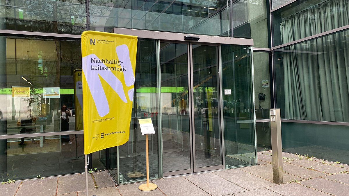 Eingangsbereich des Forschungsgebäude N27 der Universität Ulm mit Woody der Nachhaltigkeitsstrategie BW
