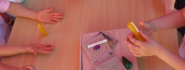 Die Kinder stellen durch die Kerzenherstellung eine Verbindung zur Natur und den Bienen her.