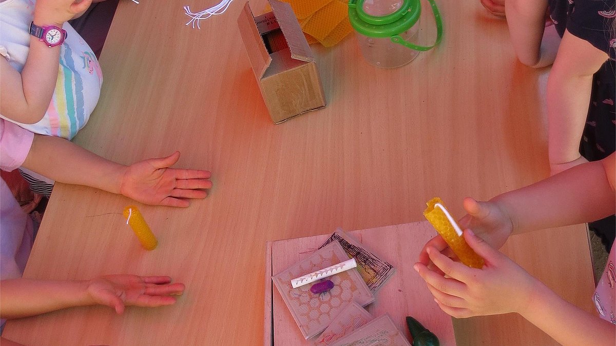 Die Kinder stellen durch die Kerzenherstellung eine Verbindung zur Natur und den Bienen her.