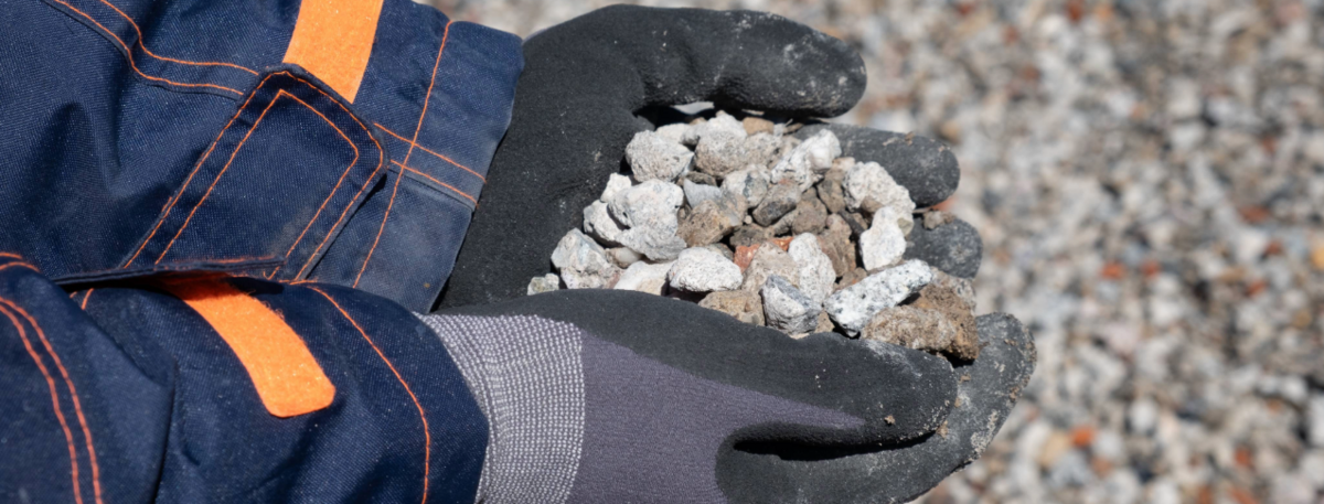 Recyclingmaterial Typ 1 auf einer Hand nach Aufbereitung aus Abbruchbeton