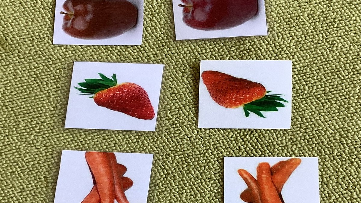 4 Memory-Karten-Pärchen mit Obst und Gemüse darauf