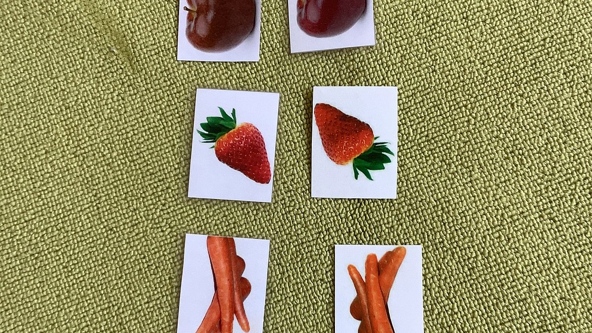 4 Memory-Karten-Pärchen mit Obst und Gemüse darauf
