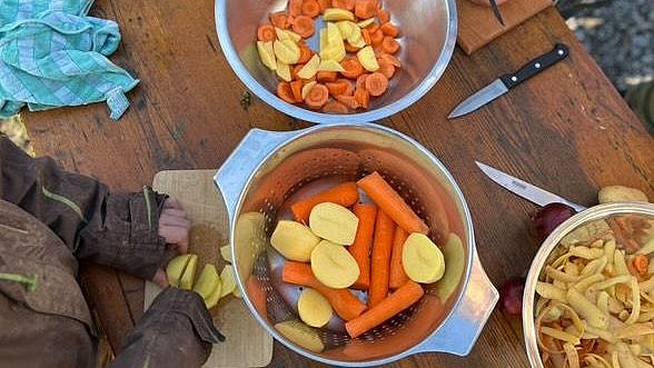 Wir kochen eine Kartoffelsuppe.