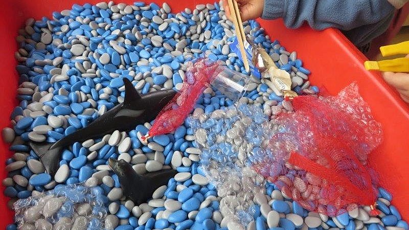 Auch die Verschmutzung der Meere war ein Thema beim Besuch der Ausstellung GAIA. Dieses griffen wir in Form von einer Suchwanne auf, bei der die Kinder Müll suchen konnten