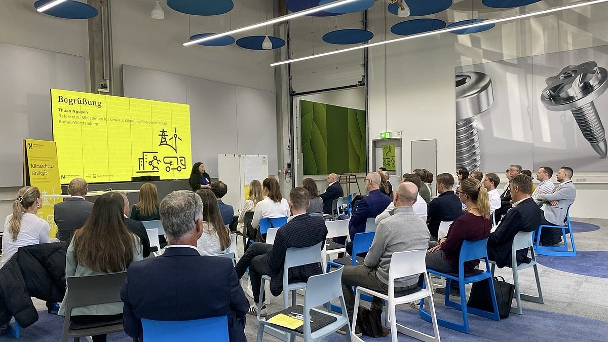 Thuan Nguyen begrüßt die Teilnehmenden des Transformationsworkshops.