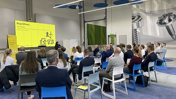 Thuan Nguyen begrüßt die Teilnehmenden des Transformationsworkshops.