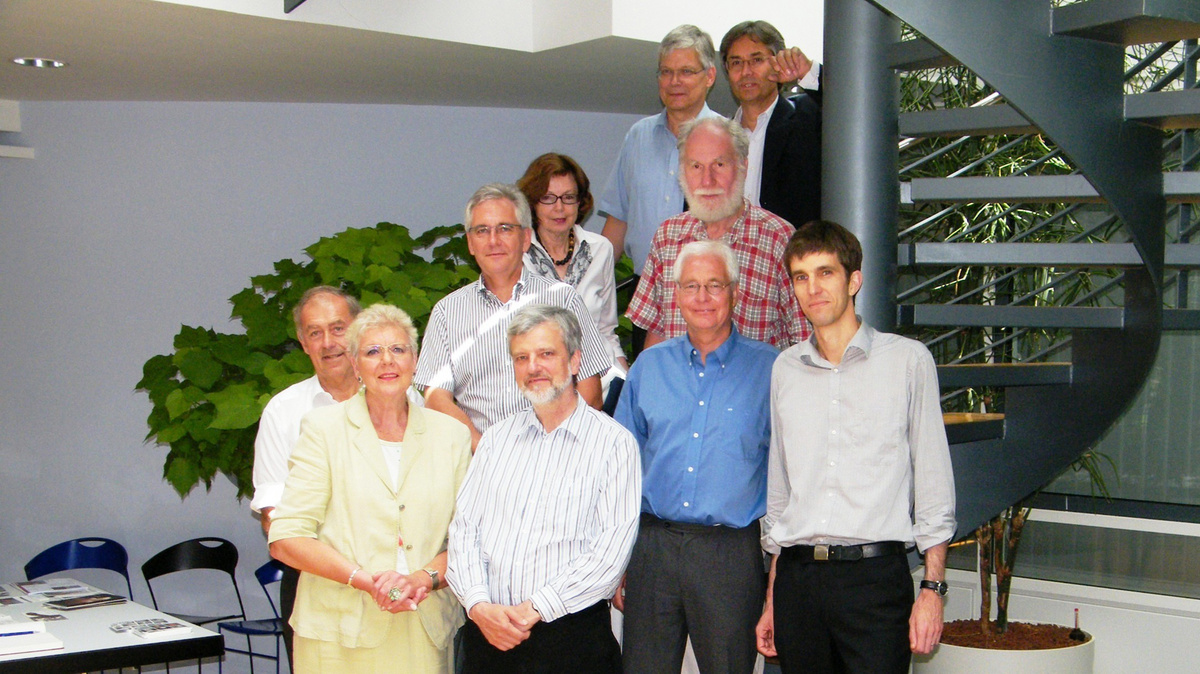 Die Mitglieder des Nachhaltigkeitsbeirat Baden-Württemberg aus der Zeit 2002 bis 2012 stehen zusammen an einer Treppe.