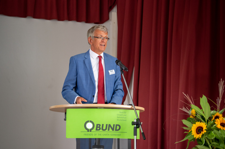 Ministerialdirektor des Umweltministeriums Baden-Württemberg, Helmfried Meinel, an einem Rednerpult während eines Vortrags