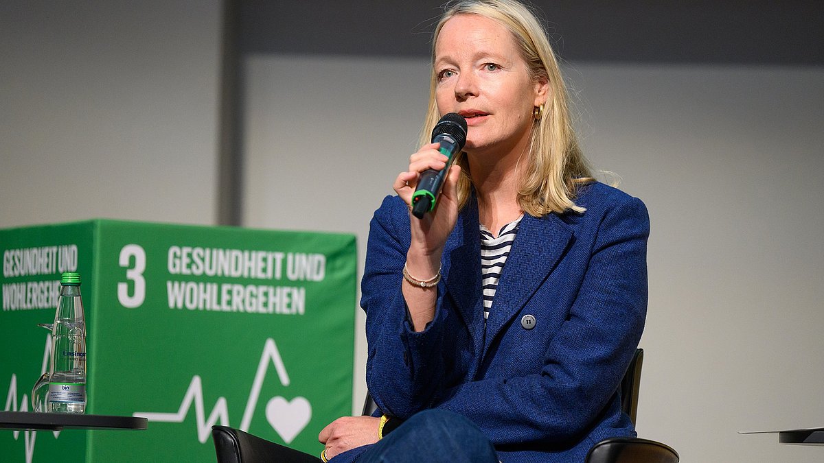 Die Umweltministerin Thekla Walker sitzt auf der Bühne und beantwortet Fragen bei der Podiumsdiskussion.