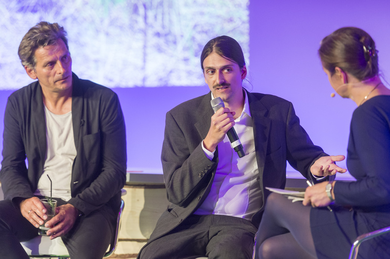 Nahaufnahme von Wolfgang Baum von Fairventures Worldwide mit Mikrofon auf der Bühne
