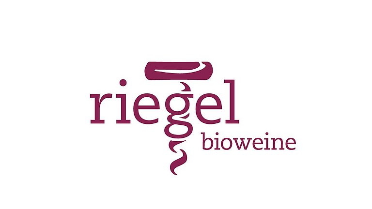 Logo der Peter Riegel Weinimport GmbH, auf dem man die Worte "Riegel" und "Bioweine" liest. Hinter dem Buchstaben "g" ist ein Korkenzieher grafisch dargestellt.