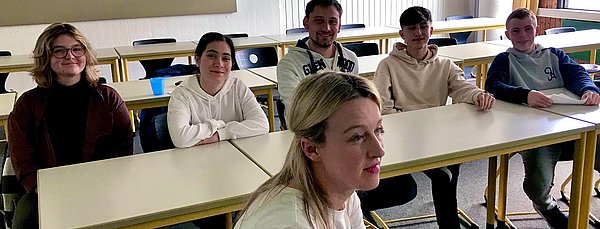 Schülerinnen und Schüler sitzen am Tisch im Klassenzimmer der kaufmännischen Schule Heidenheim.