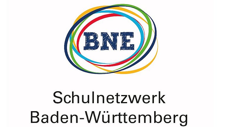 Das Logo für das BNE-Schulnetzwerk enthält die Abkürzung "BNE" umrundet von mehreren bunten, ovalen Kringeln. Der Schriftzug Schulnetzwerk Baden-Württemberg steht darunter.