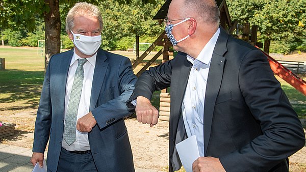 Minister Untersteller begrüßt die Gäste bei der Baumpflanzaktion