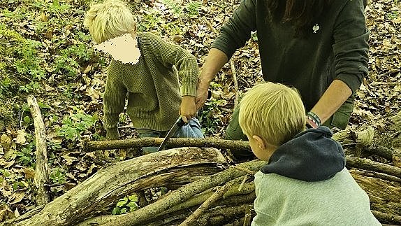 Wir haben unser Waldsofa erweitert und sogar einen Waldstuhl dazu gebaut!