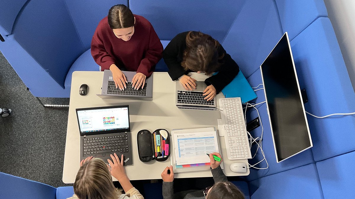 Lehrkräfte in Ausbildung arbeiten an Unterrichtsentwürfen zu den SDGs.