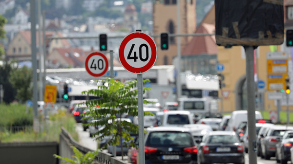 Eine Verkehrsszene in der Stuttgarter Innenstadt mit Autostaus und Tempo 40 Verkehrsschildern. 