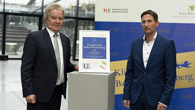 Minister Franz Untersteller MdL und Dr. Tosja Zywietz von SICK AG bei der Übergabe der Beitrittsurkunde 