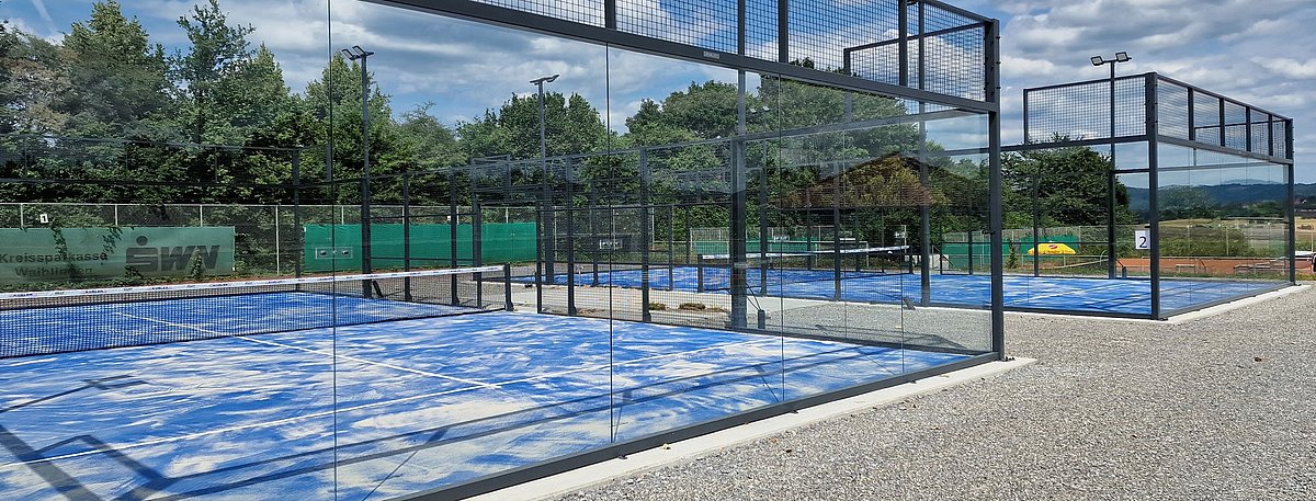 Zwei Padel Plätze des TSG Backnang mit blauem Boden.