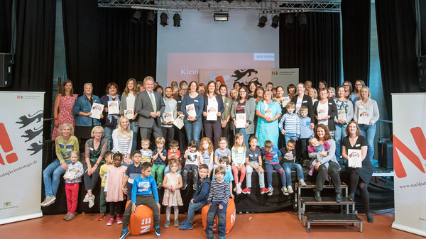 Ein Gruppenbild mit Gewinnerinnen, Gewinner, Teilnehmerinnen und Teilnehmer des Wettbewerbs Kleine Helden sowie mit Umweltminister Franz Untersteller bei der Preisverleihung.