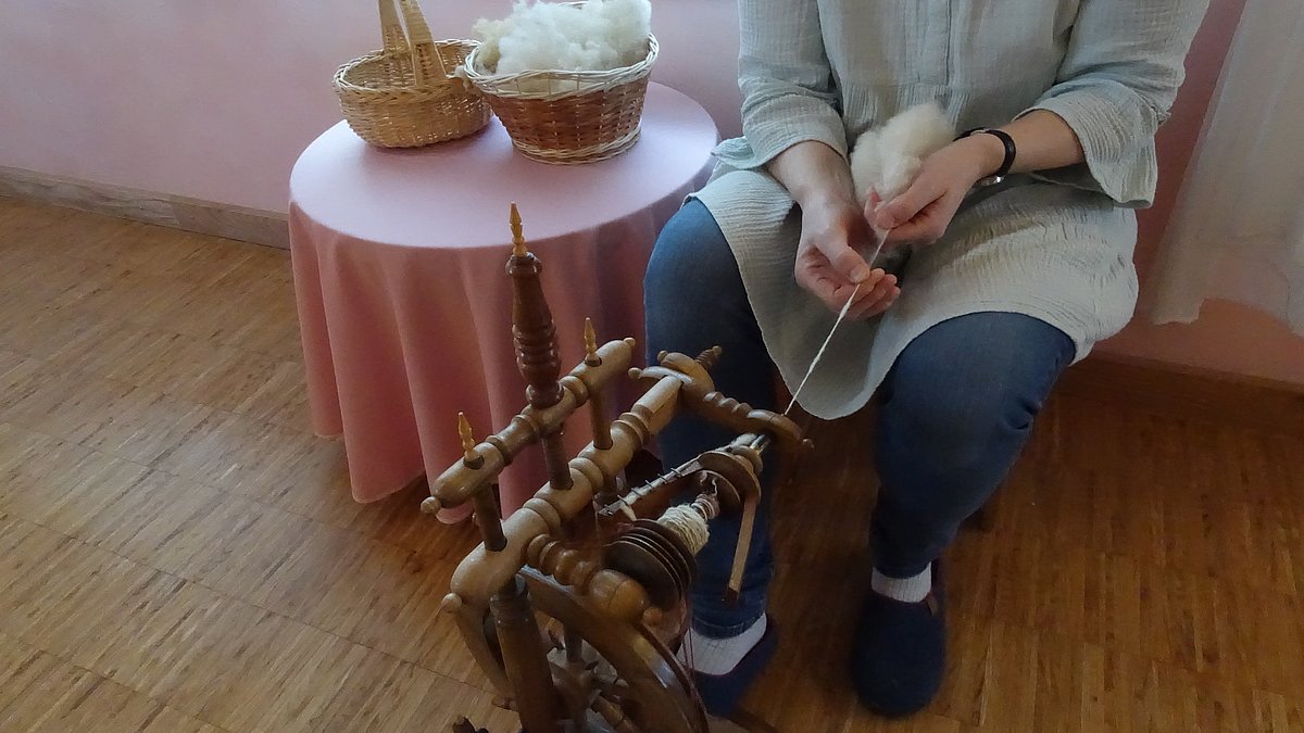 Das Verspinnen der Wolle während des Freispiels.