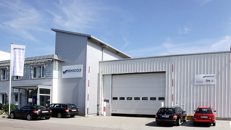 Das Bild zeigt deine Außenaufnahme des Gebäudes der Remsgold Chemie GmbH & Co. KG.