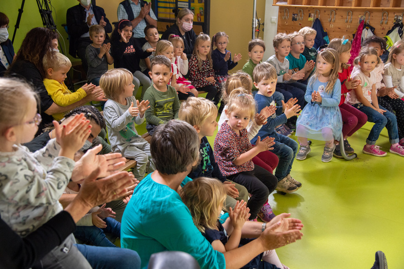 Eine Gruppe von Kindern im Kindergartenalter, die applaudieren