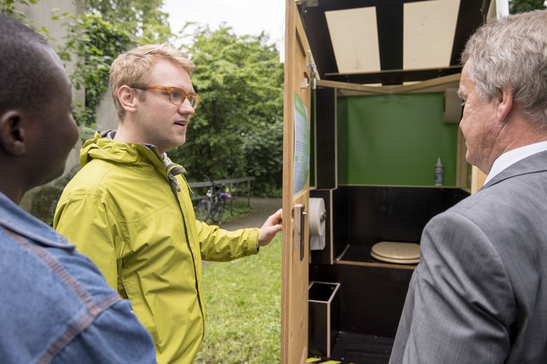 Niklas Effenberger präsentiert nachhaltige EcoToiletten