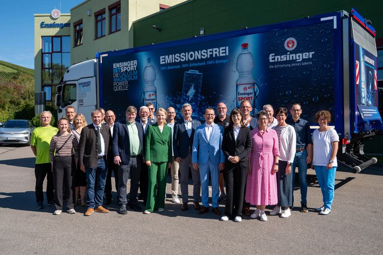 Umweltministerin Thekla Walker mit verschiedenen Personen beim Gruppenfoto vor dem Ensinger LKW.