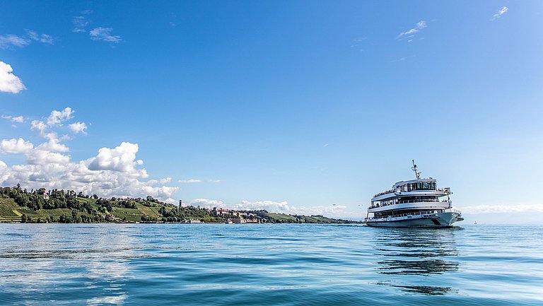Schiff der Bodensee-Schiffsbetriebe GmbH auf dem Wasser