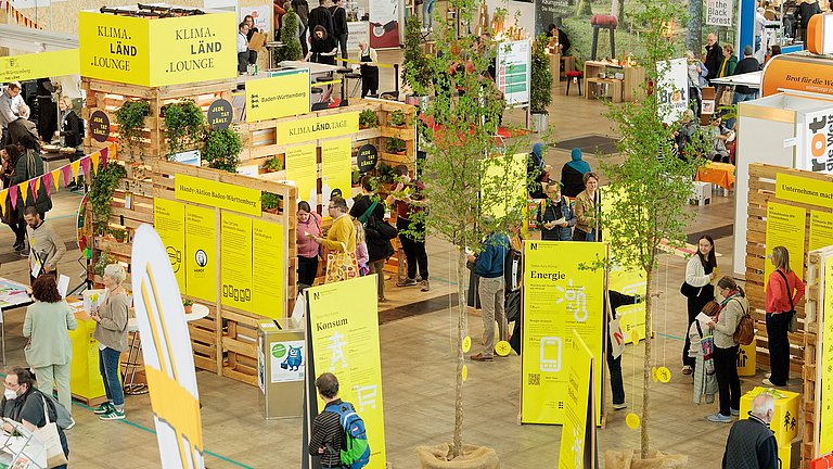 Ein Blick von oben auf den Stand der Nachhaltigkeitsstrategie mit vielen Besuchern.