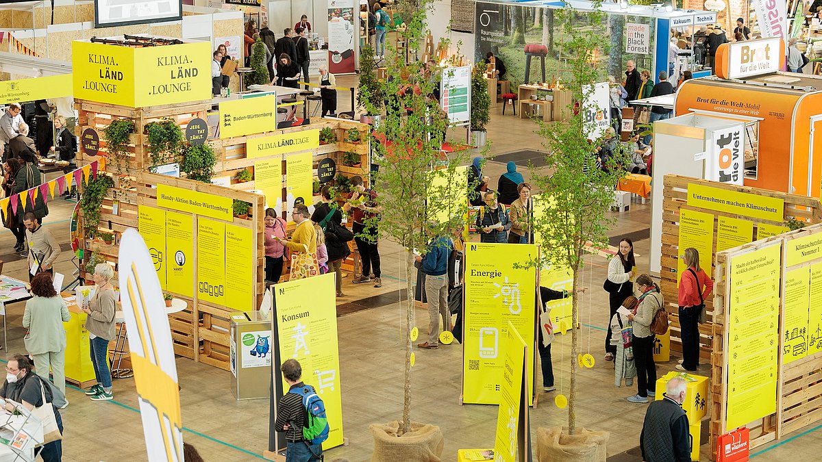 Ein Blick von oben auf den Stand der Nachhaltigkeitsstrategie mit vielen Besuchern.