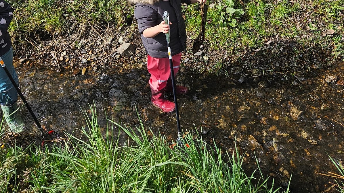 Müllsammeln und große Blockaden(Stöcke,Steine) im Bach.