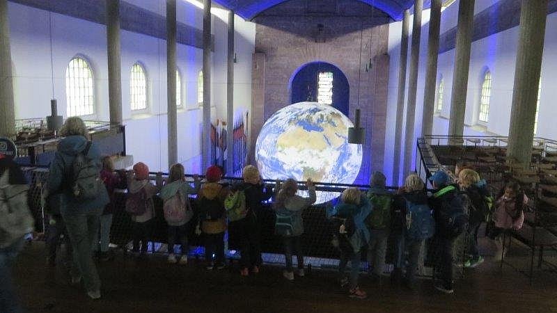 Besuch der Ausstellung in der Stadtkirche Karlsruhe zum Thema „GAIA“.