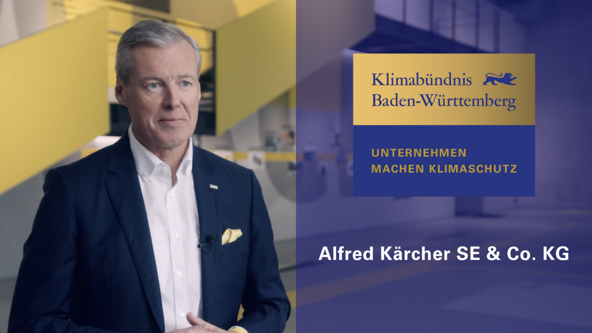 Rechts das Logo in gold und blau "Klimabündnis Baden-Württemberg, Unternehmen machen Klimaschutz" mit der Aufschrift Alfred Kärcher SE & Co KG. Rechts ein Unternehmensvertreter der Firma Kärcher.
