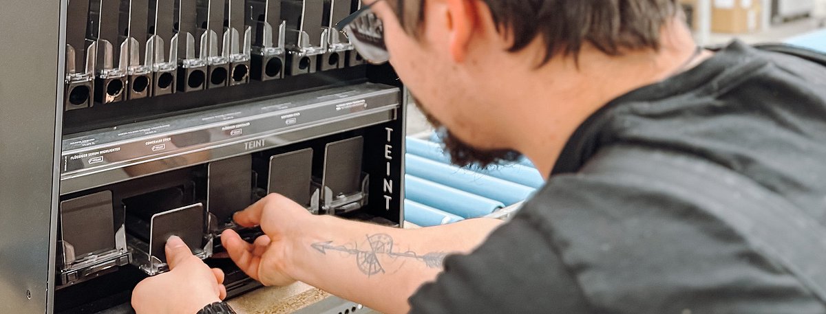 ARNO Mitarbeiter bei der Überprüfung der Kosmetiktheke, die auf einem Produktionsband steht.