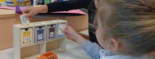 Auch im Freispiel beschäftigen sich die Kinder mit dem Thema Recycling.