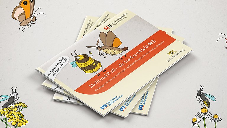 Drei Malbücher Molli und Polli, die Insekten-Helden, liegen übereinander auf einer Arbeitsfläche. Von allen vier Ecken schauen gezeichnete Insekten ins Bild.